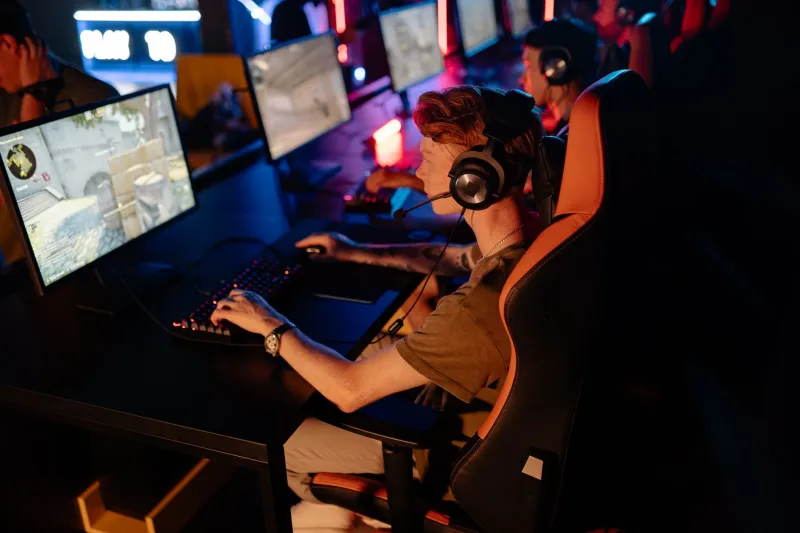 Màn Hình Hay Sân Cỏ? Vì Sao Esports Đang Chiếm Trọn Trái Tim Giới Trẻ Gốc Việt Tại Mỹ